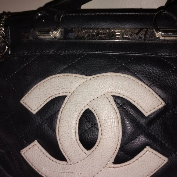 CHANEL Black and Cream Quilted Purse... read Description... - Picture 4 of 11